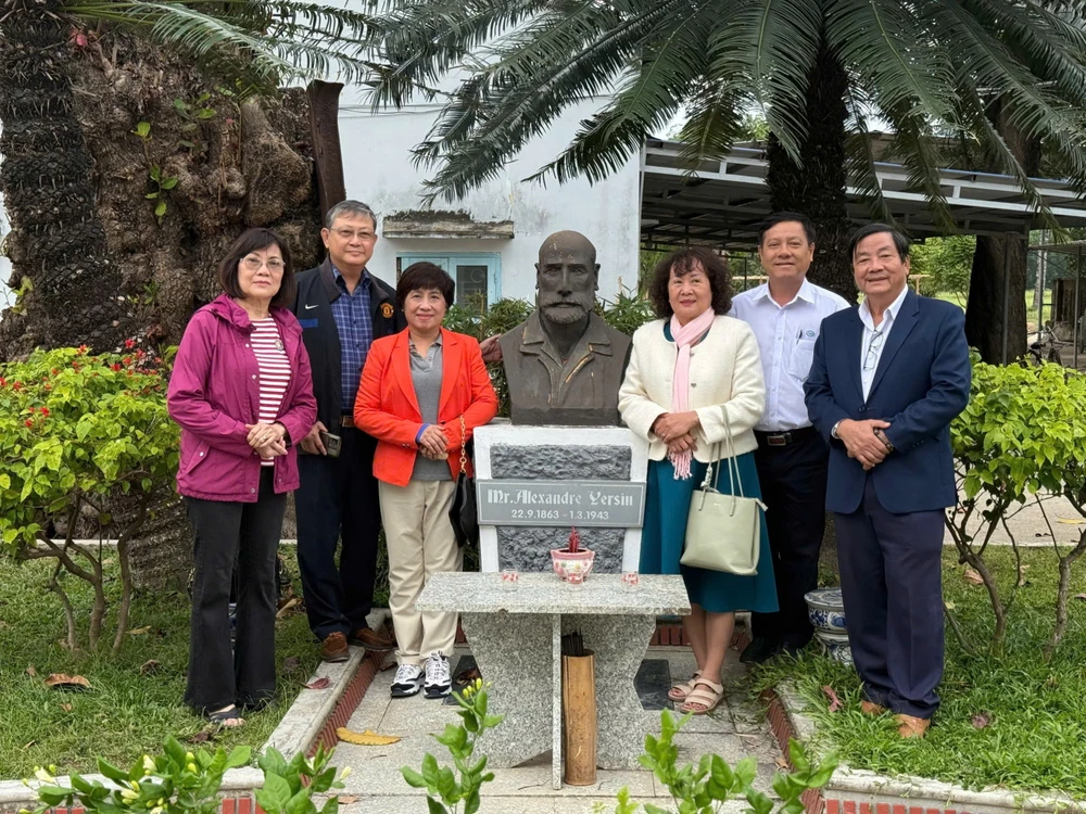 Ban thường vụ Hội Những người ái mộ BS Alexandre Yersin tỉnh Khánh Hòa và trưởng trại chăn nuôi Suối Dầu chụp ảnh lưu niệm tại tượng danh nhân Alexandre Yersin. P13-Hoi ai hu Yersin.jpg