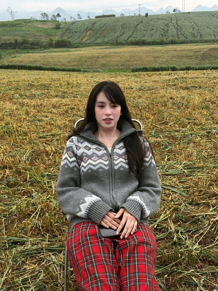 Trần Tiểu Vy bắt đầu trở lại với những dự án trong năm 2026. Biểu cảm của nàng hậu trong ngày đầu đi làm sau Tết khiến fan thích thú.