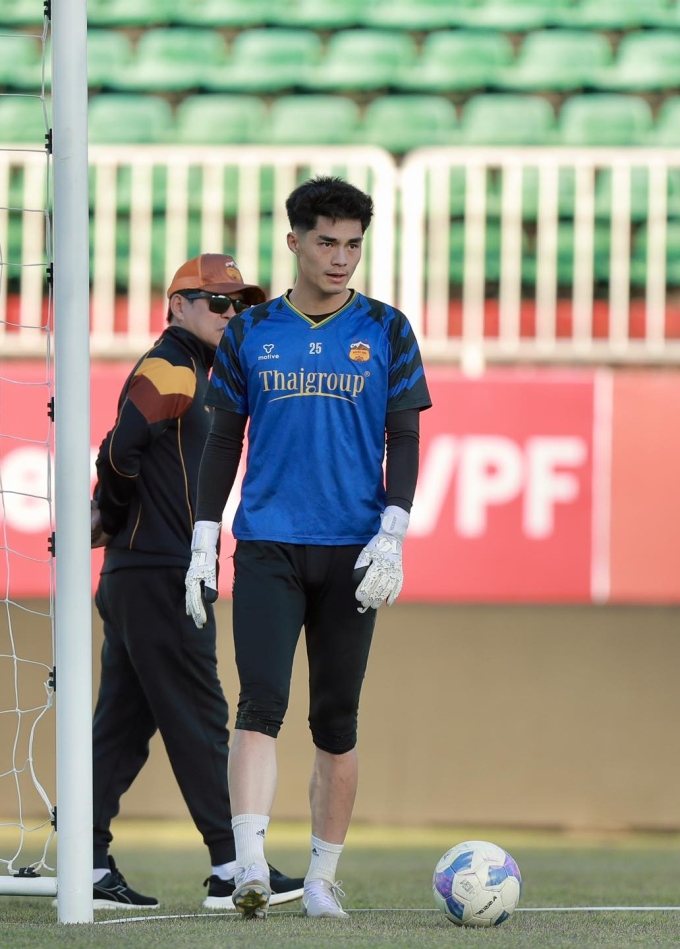 Thủ môn Trần Trung Kiên tập luyện cùng HAGL tại sân Pleiku ngày 30/1/2026. Ảnh: HAGL