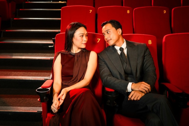 Hồi đầu tháng, Mỹ Tâm - Mai Tài Phến sánh đôi ra mắt phim Tài ở TP HCM. Giọng ca gốc Đà Nẵng diện chiếc đầm màu đỏ thẫm của NTK Cường Đàm tạo hình ảnh thanh lịch, trong khi đó bạn diễn kém 10 tuổi bảnh bao cùng suit. Trong nhiều khoảnh khắc bên nhau, họ được khen đẹp đôi.