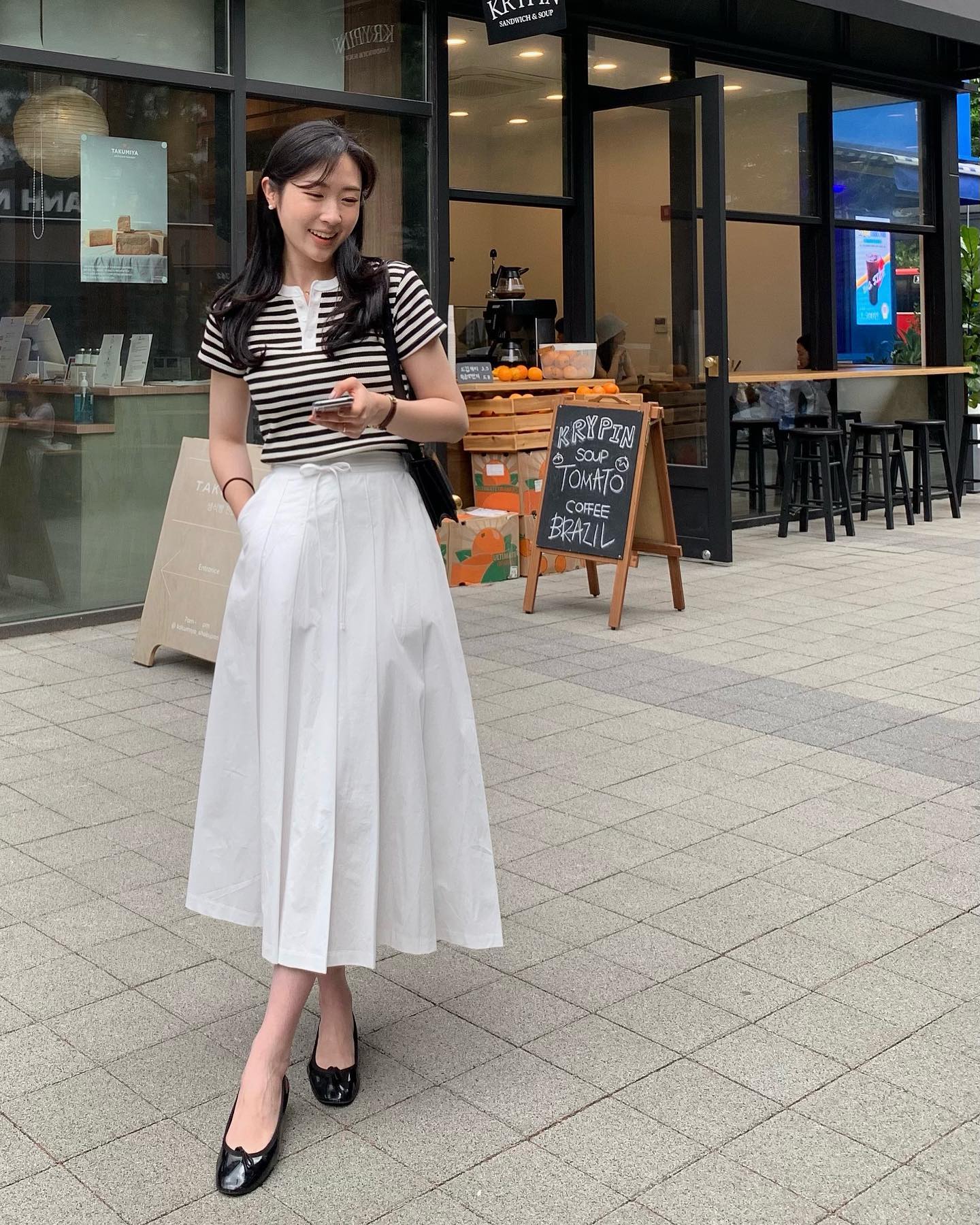 Trang phục màu trắng đang Trang phục màu trắng đang