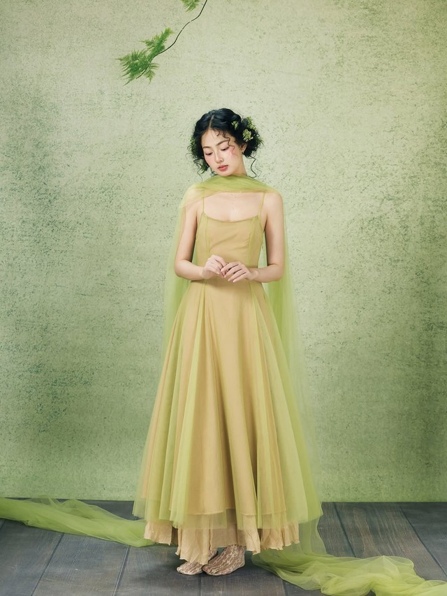 Trang phục từ chất liệu truyền thống lụa, gấm, voan lên ngôi ngày đầu năm- Ảnh 7.