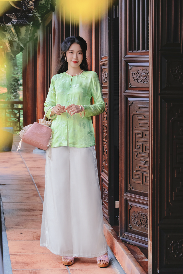 Trang phục từ chất liệu truyền thống lụa, gấm, voan lên ngôi ngày đầu năm- Ảnh 6.