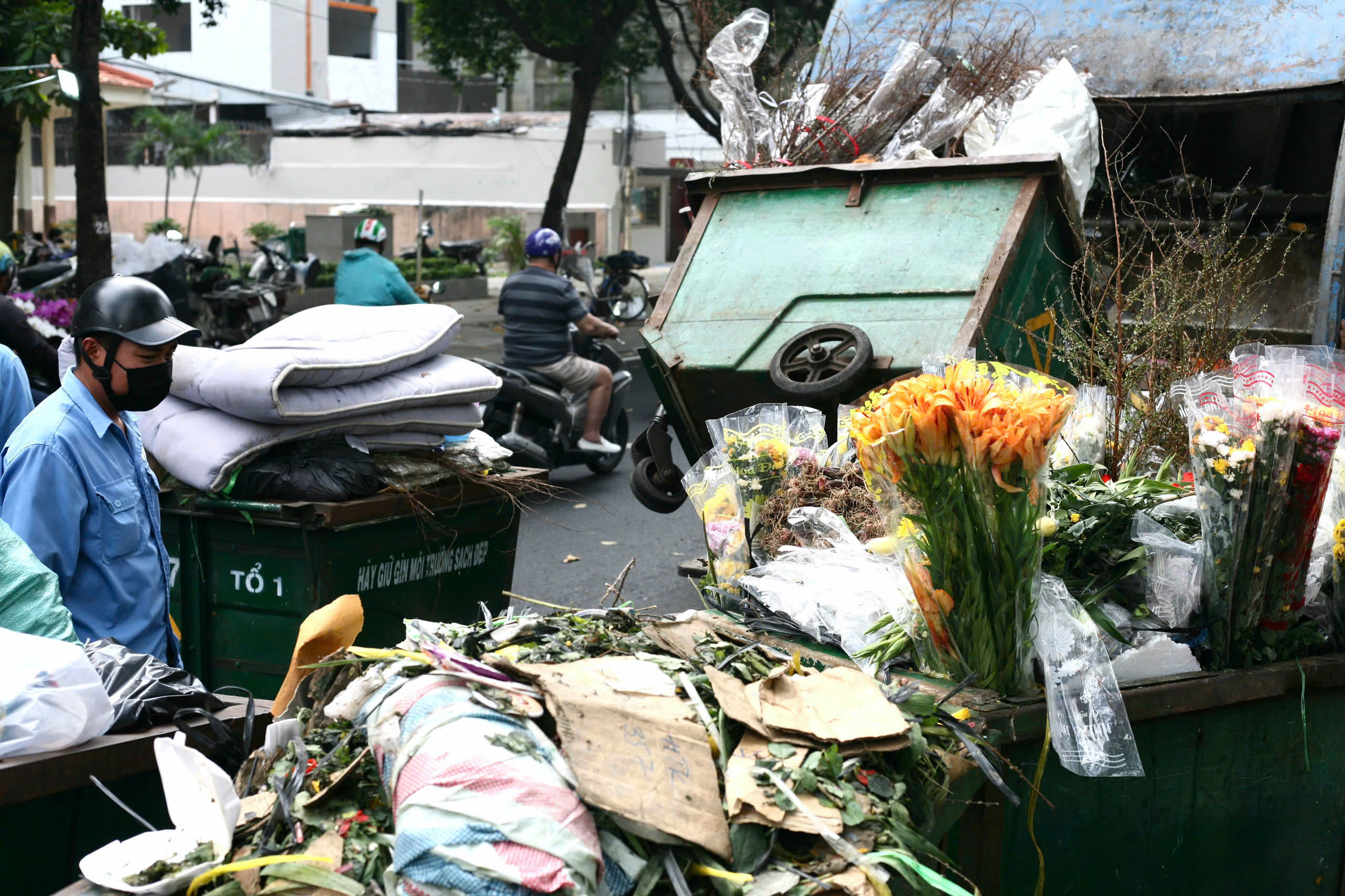 Tranh cãi về tiền rác tháng 13 - Ảnh 1.