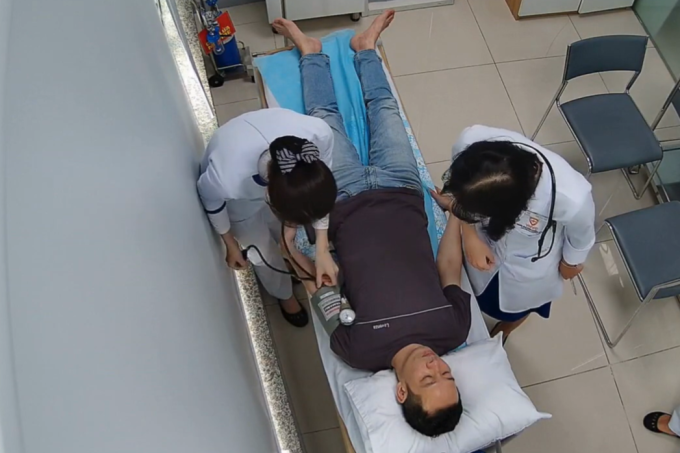 Anh Phương được bác sĩ, điều dưỡng VNVC hỗ trợ cấp cứu trước khi chuyển đến bệnh viện. Ảnh: VNVC