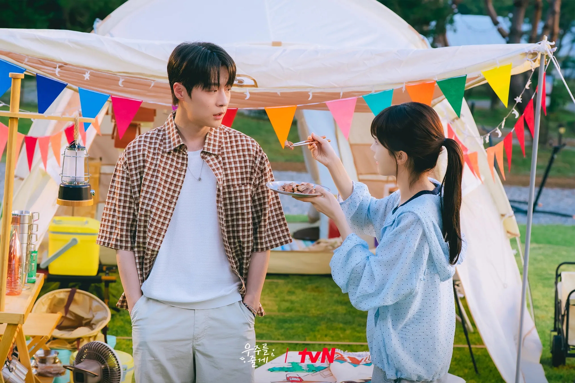 Sao lại có phim Hàn đáng yêu thế này cơ chứ: Thống trị 142 quốc gia, tất cả là nhờ ngôi sao ai gặp cũng đổ đứ đừ- Ảnh 1. Sao lại có phim Hàn đáng yêu thế này cơ chứ: Thống trị 142 quốc gia, tất cả là nhờ ngôi sao ai gặp cũng đổ đứ đừ- Ảnh 1.