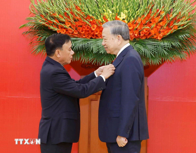 Trao Huy hiệu 45 năm tuổi Đảng tặng Tổng Bí thư Tô Lâm 1 Trao Huy hiệu 45 năm tuổi Đảng tặng Tổng Bí thư Tô Lâm - Ảnh 1.