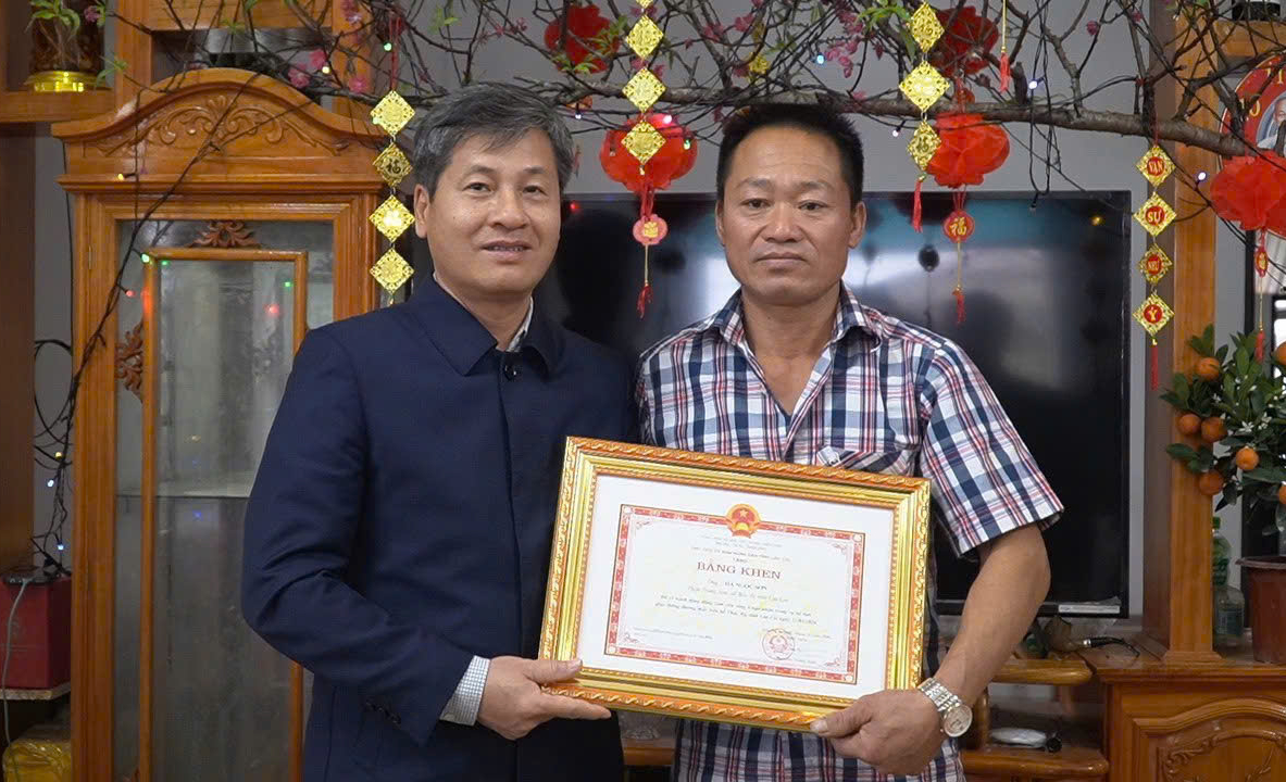 Trao bằng khen người cứu 6 nạn nhân vụ chìm tàu trên hồ Thác Bà - Ảnh 1.