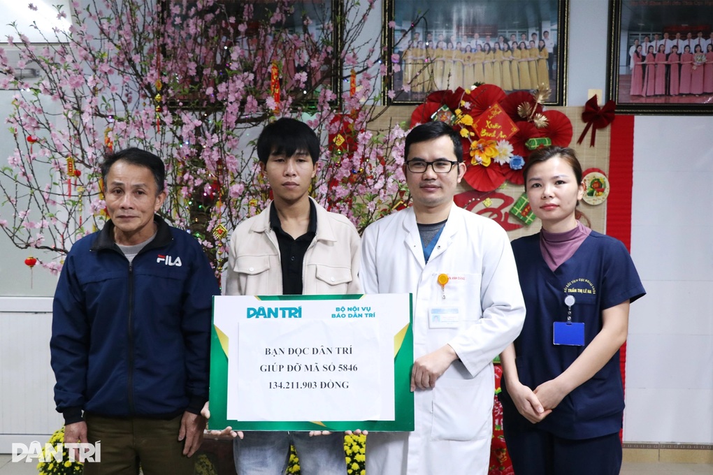 Trao hơn 134 triệu đồng đến người đàn ông vỡ gan, nguy kịch - 1