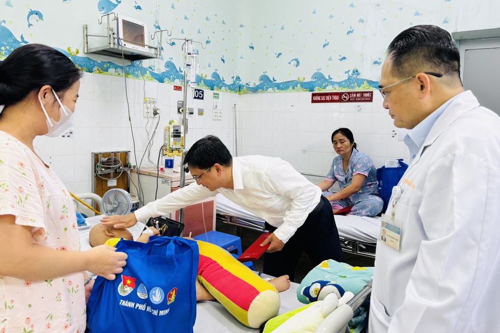 Trẻ chờ ghép gan ở TPHCM được ca sĩ Hà Anh Tuấn đến giường bệnh chúc Tết - 1