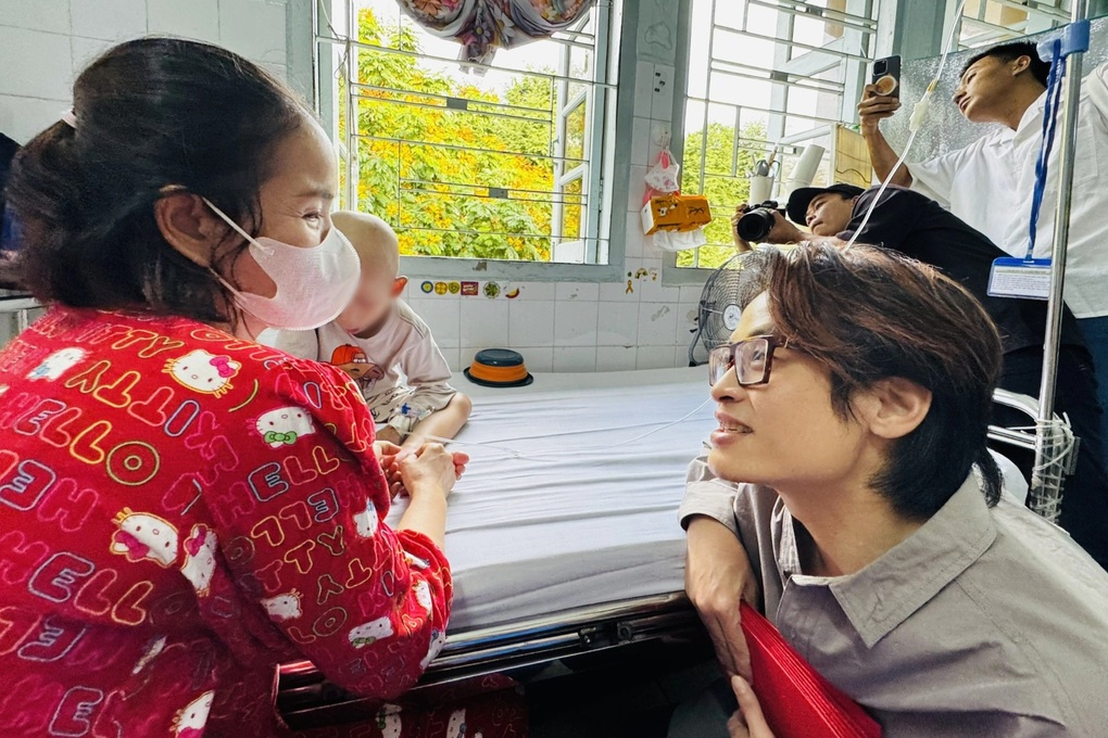 Trẻ chờ ghép gan ở TPHCM được ca sĩ Hà Anh Tuấn đến giường bệnh chúc Tết - 2