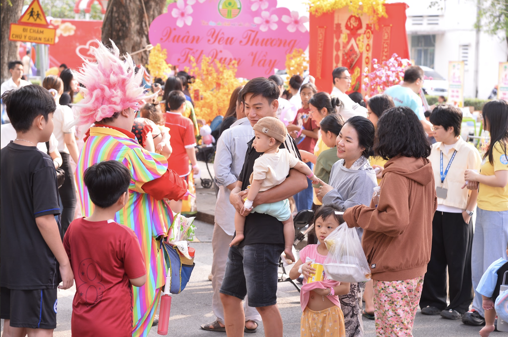 Trẻ chờ ghép gan ở TPHCM được ca sĩ Hà Anh Tuấn đến giường bệnh chúc Tết - 3