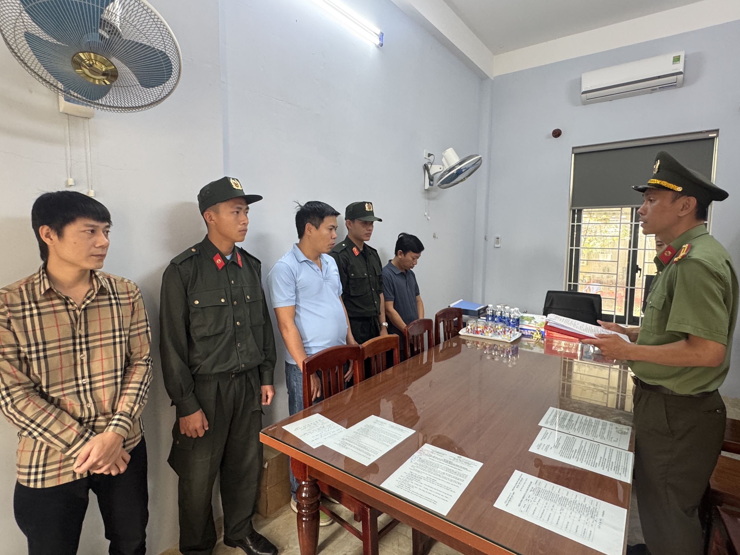 Gia Lai triệt phá đường dây nhập cảnh trái phép xuyên Việt - Ảnh 1.