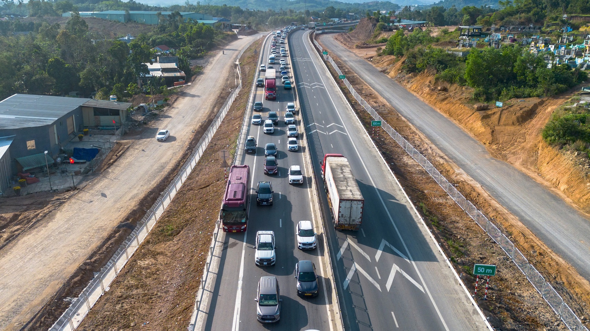 Trở lại miền Nam sau Tết, nhiều tài xế 'mắc kẹt' ở cửa ngõ Đà Nẵng- Ảnh 1.