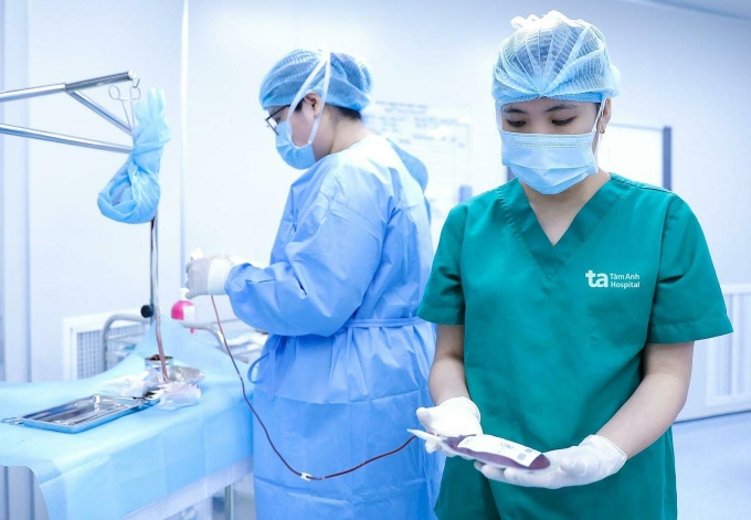 Ê kíp Ngân hàng Mô, Bệnh viện Đa khoa Tâm Anh TP HCM thu thập máu và mô cuống rốn cho con trai chị Phụng. Ảnh: Trung Vũ