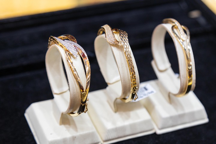 Giá vàng hôm nay 23/2: Trụ vững trên đỉnh cao- Ảnh 1.