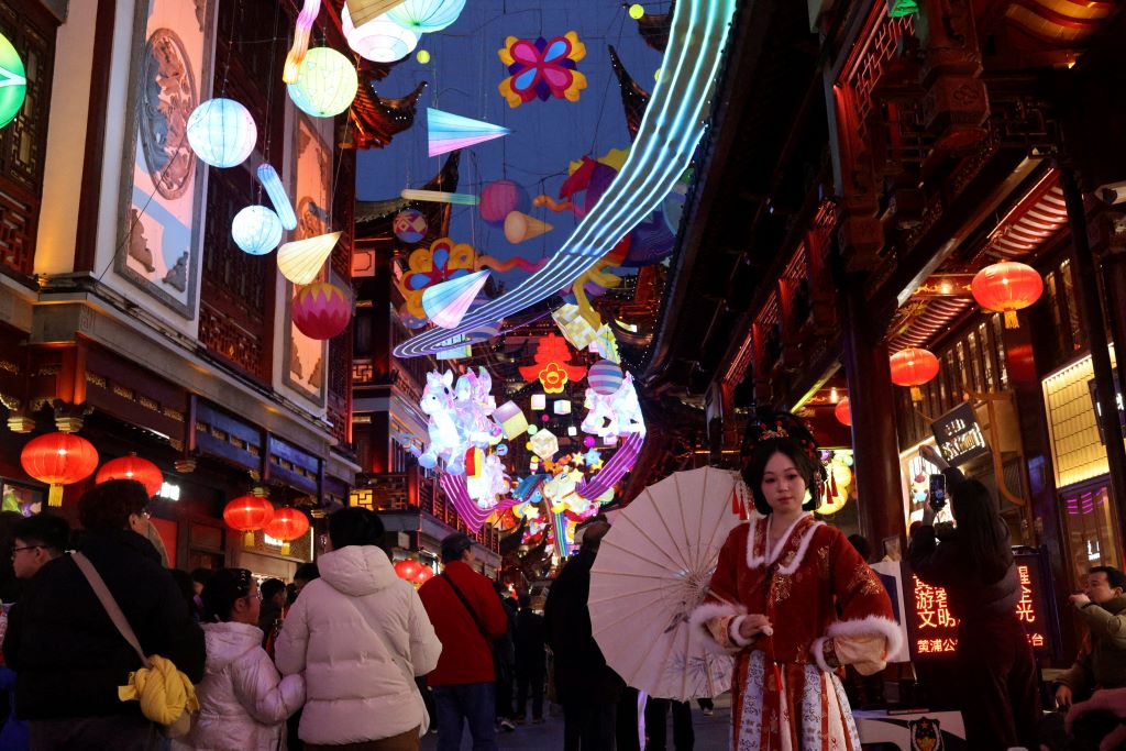 Trung Quốc chi 300 triệu USD kích cầu tiêu dùng dịp Tết Bính Ngọ - Ảnh 1.