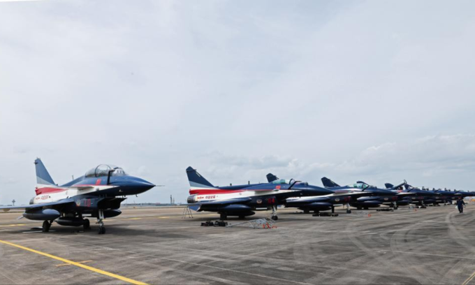 Các tiêm kích J-10C Trung Quốc dàn hàng dưới đất tại sân bay Changi ở Singapore hôm 27/1. Ảnh: CCTV