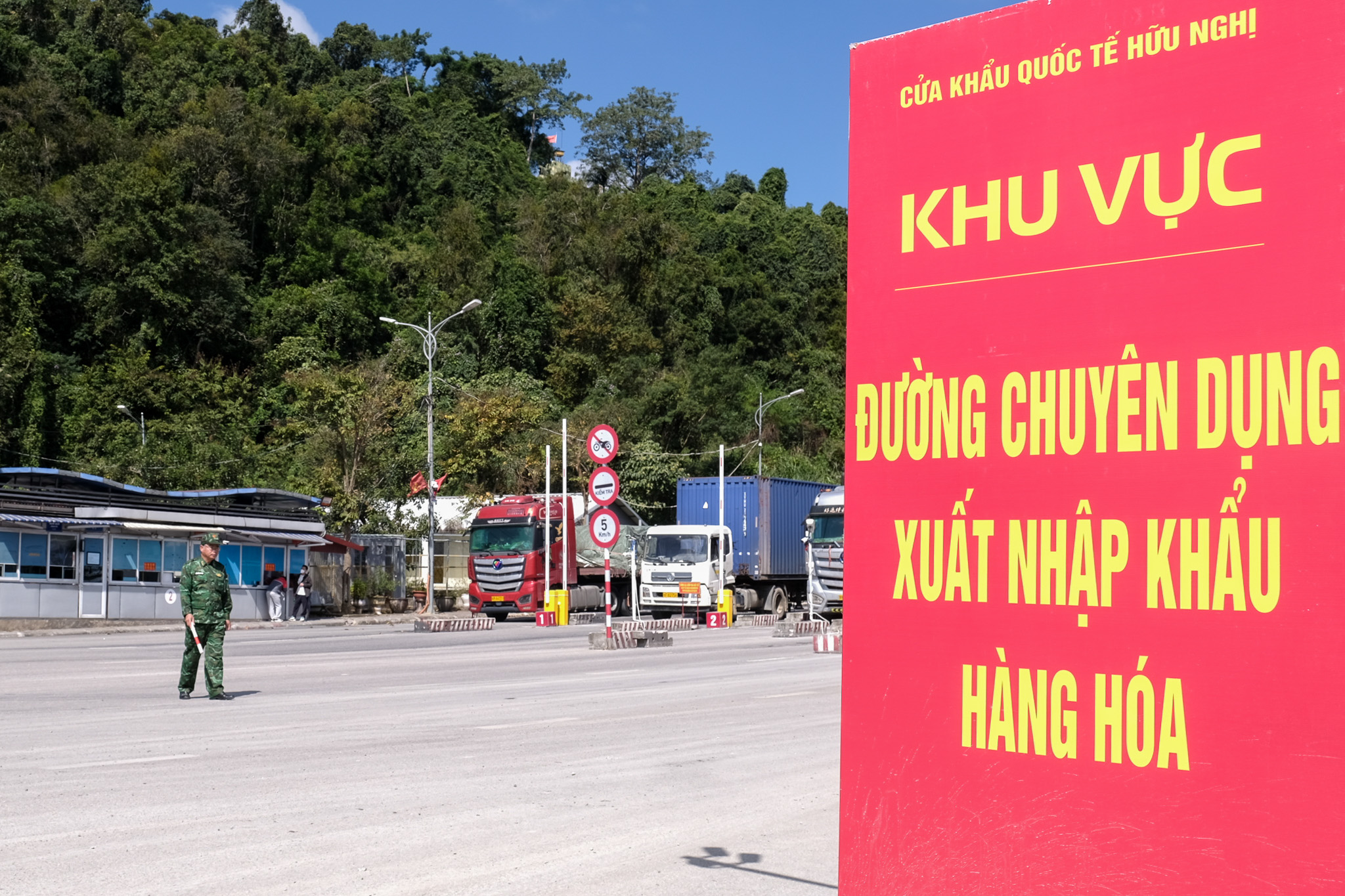 Trung Quốc tạm dừng thông quan ở nhiều cửa khẩu để nghỉ Tết Nguyên đán Bính Ngọ - Ảnh 1.