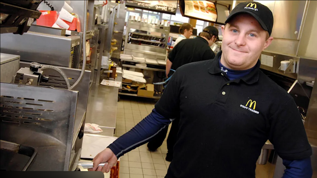 Trúng độc đắc 45 tỷ đồng và cú “quay xe” khó tin của chàng trai bán bánh mỳ- Ảnh 1.