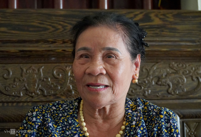 Bà Hoàng Thị Mợi, nguyên Trung đội trưởng Trung đội nữ dân quân Hoa Lộc kể lại cuộc đối đầu với không quân Mỹ năm 1967. Ảnh: Lê Hoàng