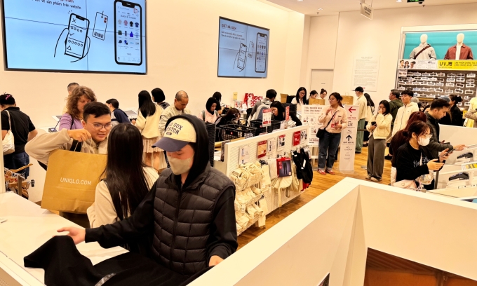 Khu vực thanh toán của Uniqlo tại Lotte West Lake vẫn kín khách lúc gần 22h ngày 13/2. Ảnh: Anh Tú