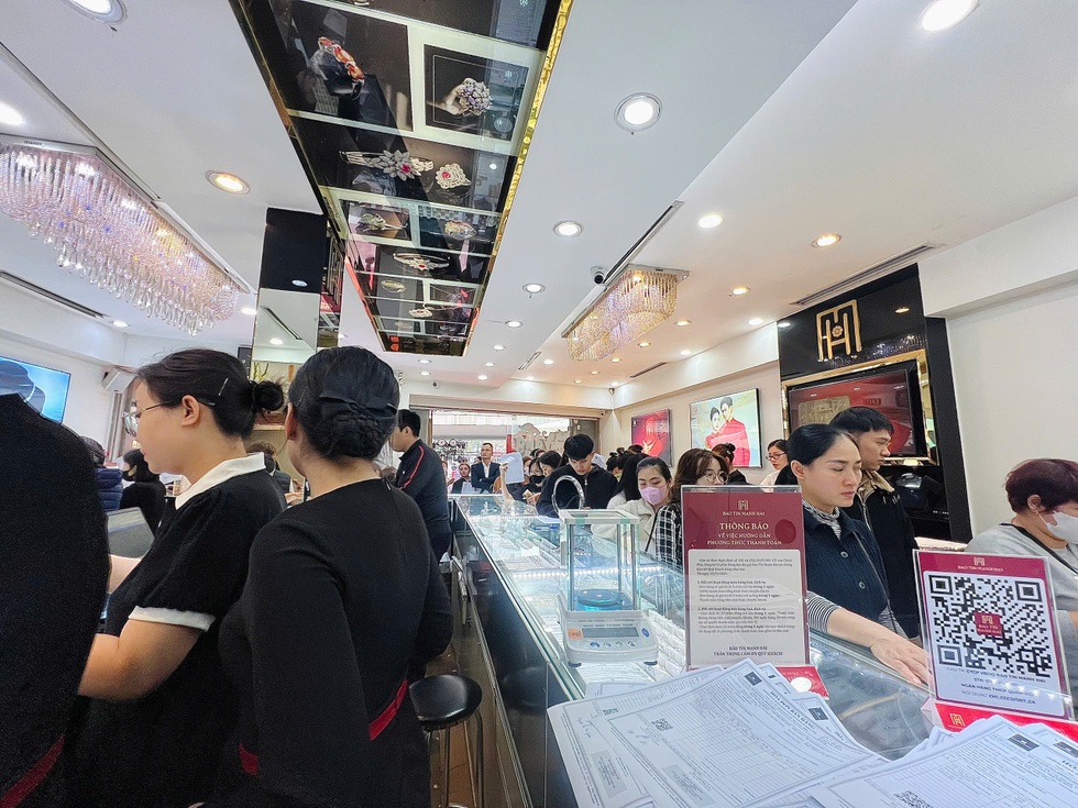 Trước ngày vía Thần Tài, chuyên gia khuyên giữ đầu lạnh trước khi rút ví - 1