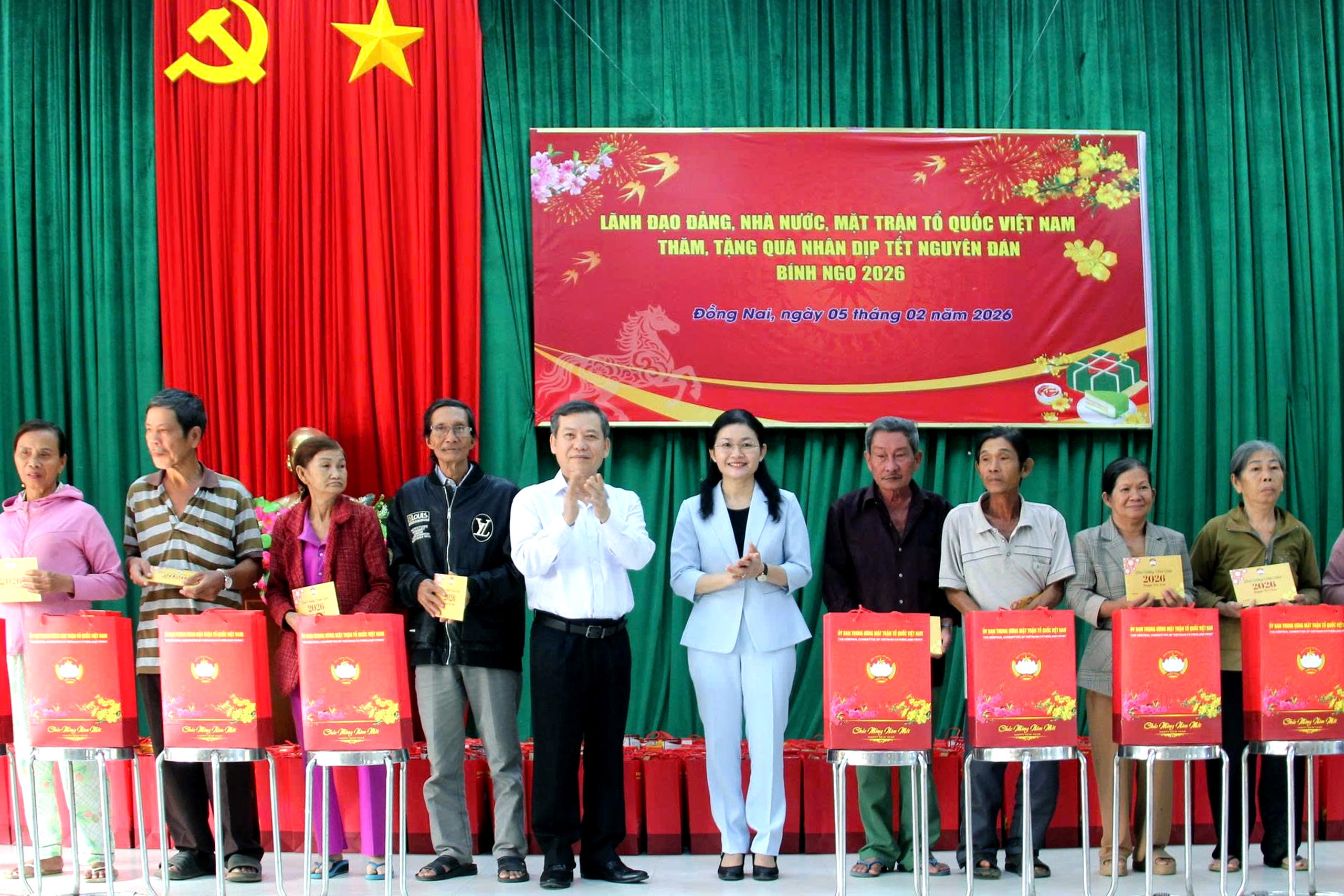 Trưởng Ban Nội chính Trung ương tặng quà Tết cho người dân và công nhân Đồng Nai - Ảnh 1.