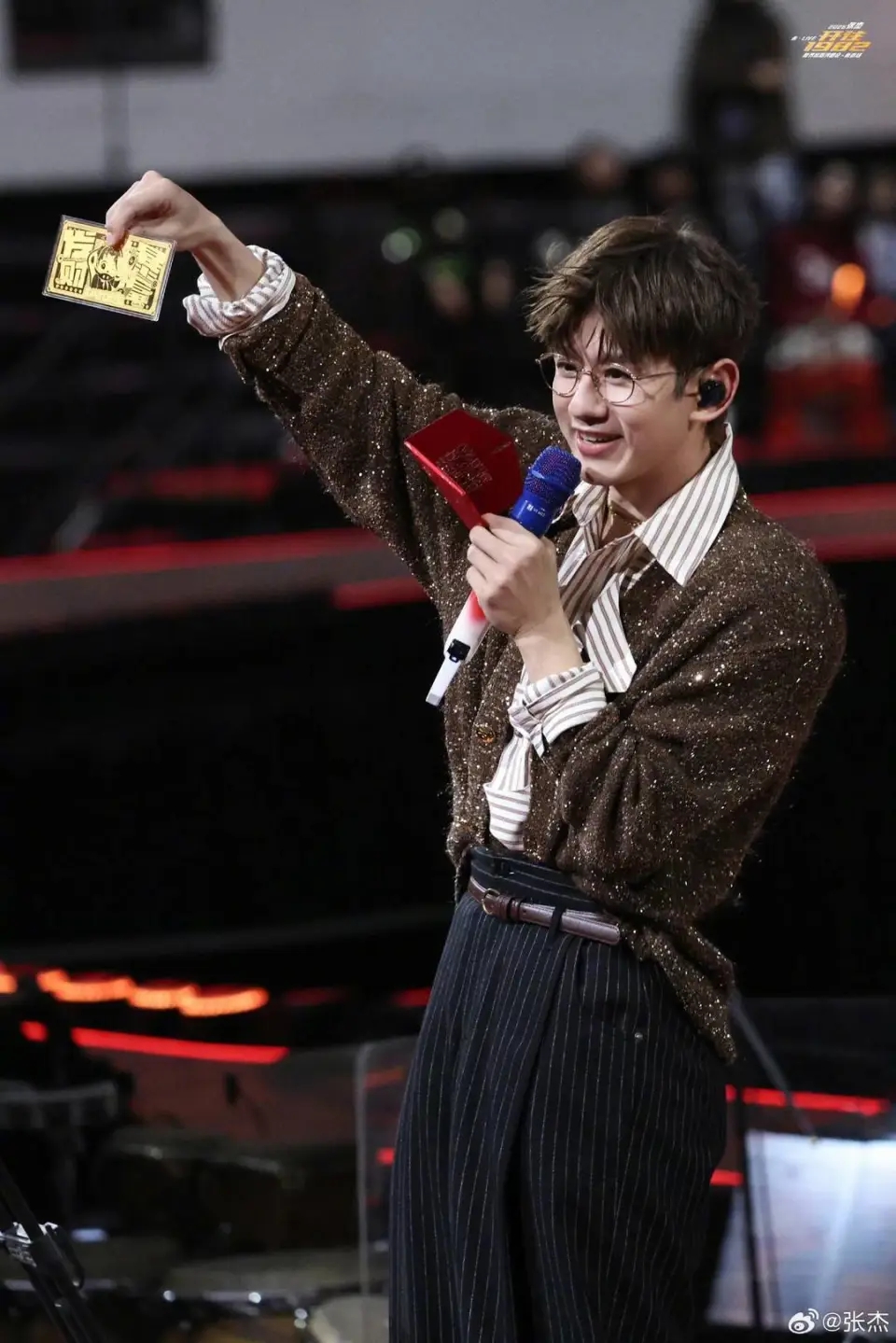 Nam ca sĩ tặng fan đến xem concert 6 chỉ vàng- Ảnh 3. Nam ca sĩ tặng fan đến xem concert 6 chỉ vàng- Ảnh 3.