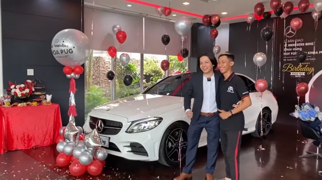 Nhìn lại dàn xe của Khoa Pug trước khi tuyên bố phá sản: Từ Camry ‘máy V6’ độc lạ tại Mỹ đến cặp đôi Mercedes-Benz hơn 4 tỷ đồng tại Việt Nam- Ảnh 3.