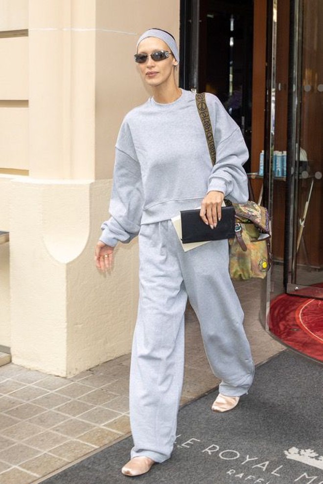 Hot trend 2026 gọi tên giày satin: Từ giày búp bê tới sneakers đều xinh cỡ này, bảo sao MXH mê đắm!- Ảnh 6. Hot trend 2026 gọi tên giày satin: Từ giày búp bê tới sneakers đều xinh cỡ này, bảo sao MXH mê đắm!- Ảnh 6.