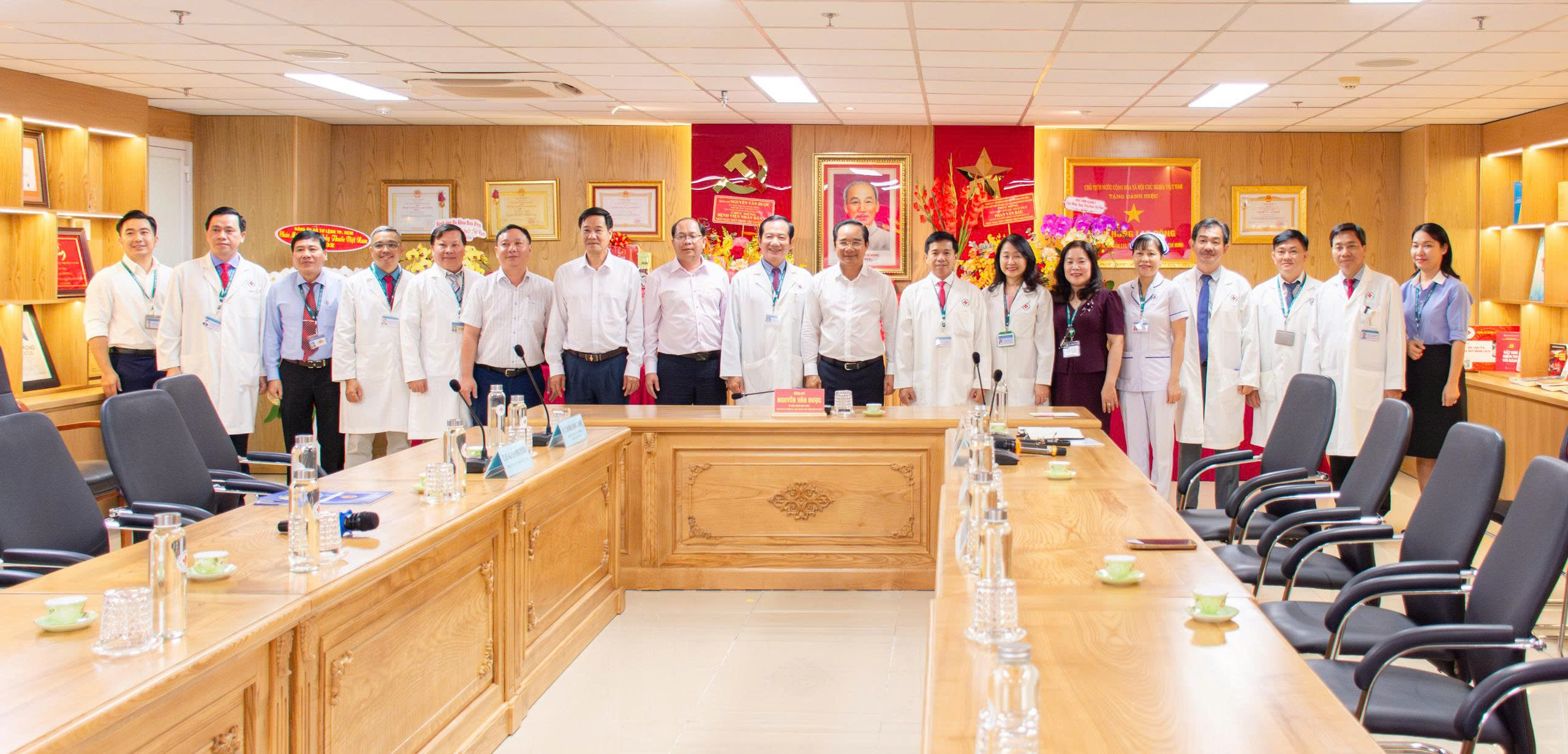 Tự hào, tri ân thầy thuốc Việt Nam 1 Tự hào, tri ân thầy thuốc Việt Nam - Ảnh 1.