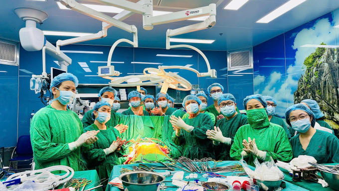 Ekip bác sĩ vỗ tay sau ca ghép phổi thành công. Ảnh: Quỳnh Hương