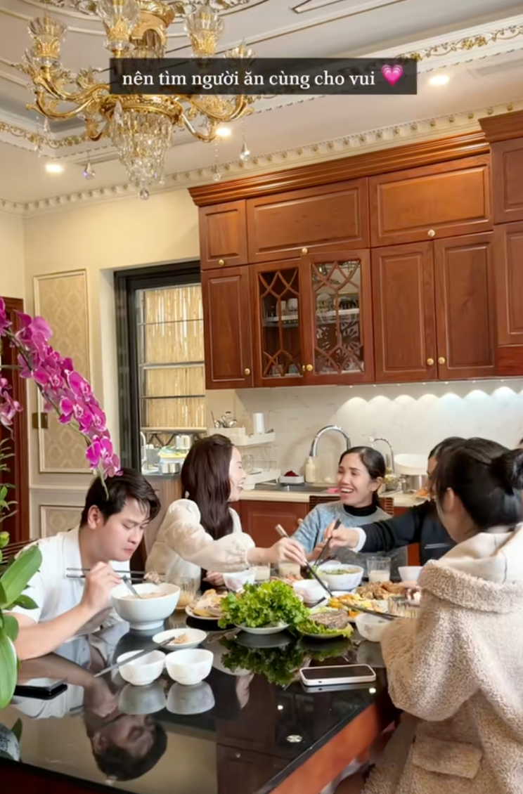 Không khí Tết trong dinh thự của phú bà 2 con Hạnh Xuka: Từ việc làm tinh tế của mẹ đến hành động đáng yêu của hai bé- Ảnh 6.