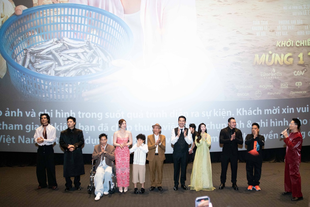 Tuấn Trần ngồi xe lăn, tình tứ với Phương Anh Đào gây sốt - 1