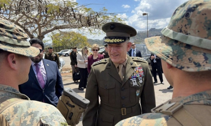 Tướng Francis Donovan, chỉ huy Bộ tư lệnh phương Nam (SOUTHCOM) của Mỹ trò chuyện với các binh sĩ sau khi tới sân bay quốc tế Simon Bolivar ở Maiquetia, Venezuela, ngày 18/2. Ảnh: AFP