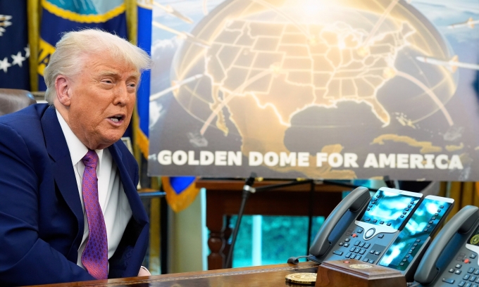 Tổng thống Mỹ Donald Trump bên cạnh hình ảnh mô phỏng về Vòm Vàng tại Phòng Bầu dục, Nhà Trắng, hồi tháng 5/2025. Ảnh: AP