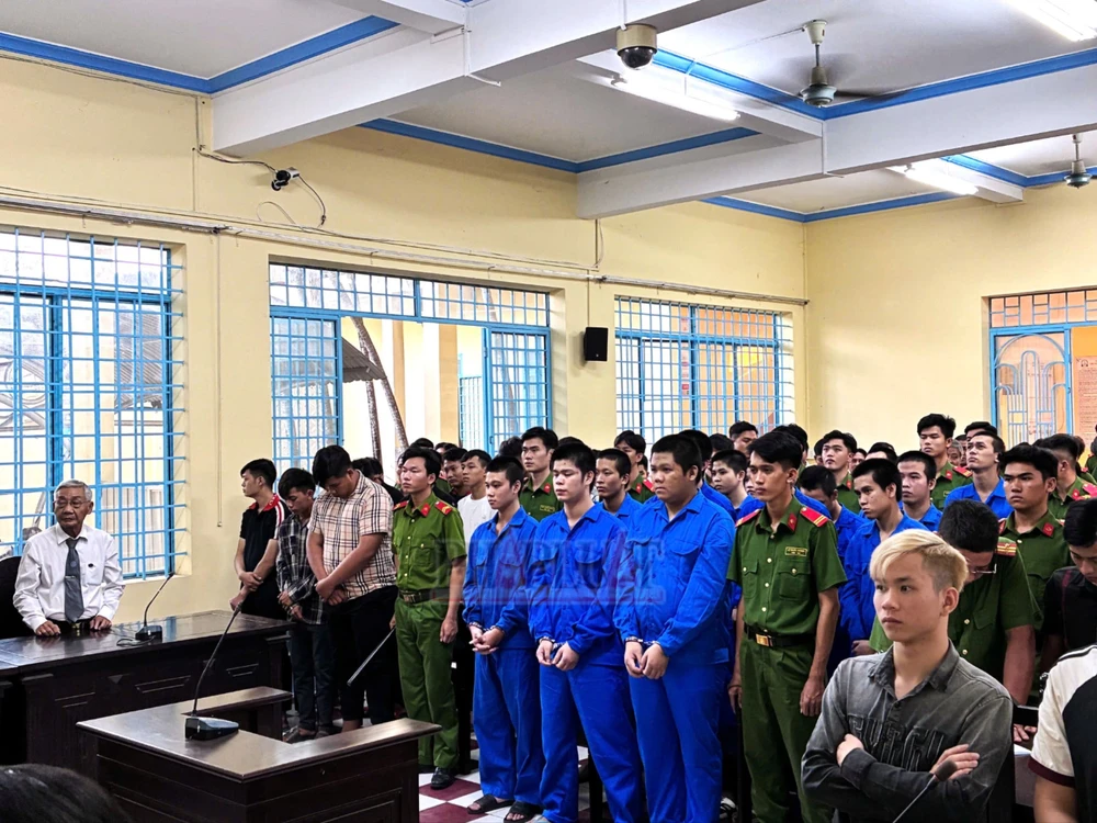 Các bị cáo nghe tòa tuyên án chiều muộn ngày 2-2. Ảnh: NHẪN NAM can-tho-xu-29-bi-cao-gay-roi.jpg