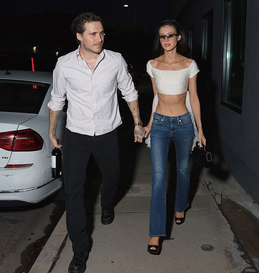 Tuyên bố đoạn tuyệt, Brooklyn Beckham vẫn đeo đồng hồ 7 tỷ đồng bố tặng - 1