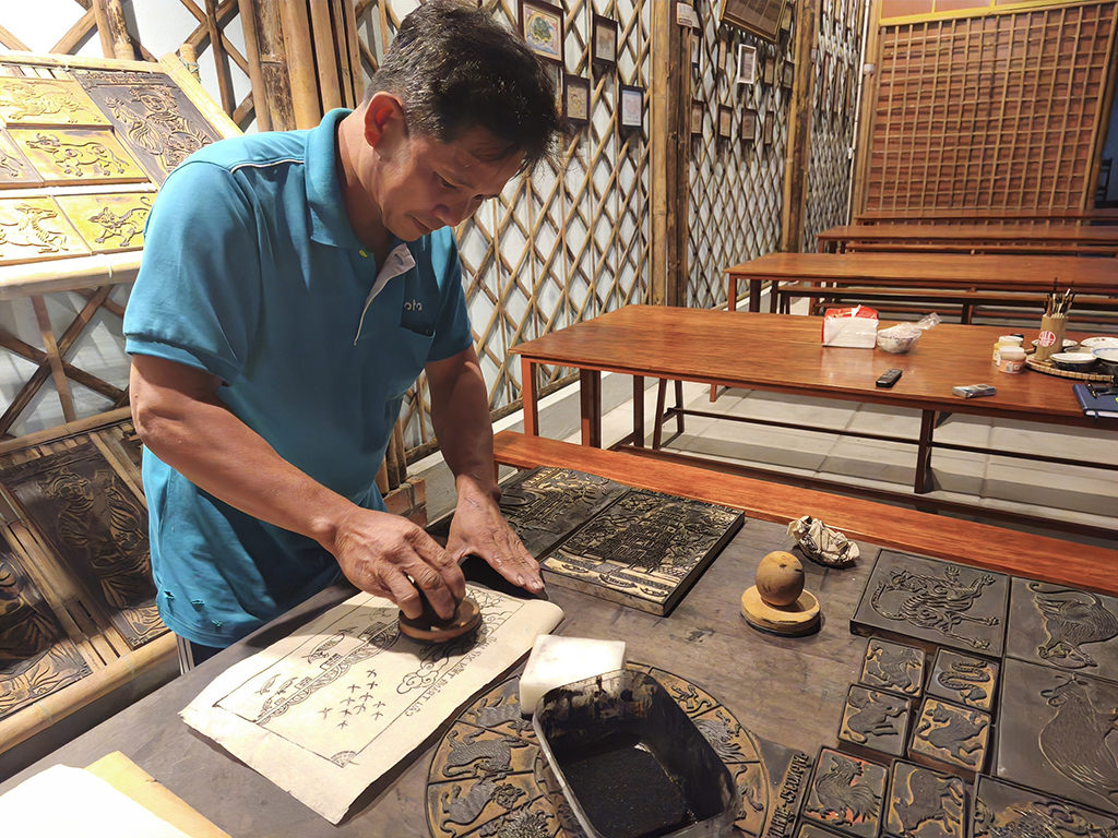 Nghề xưa cố đô còn một chút này: Tuyệt kỹ khắc mộc bản tranh làng Sình - Ảnh 1.