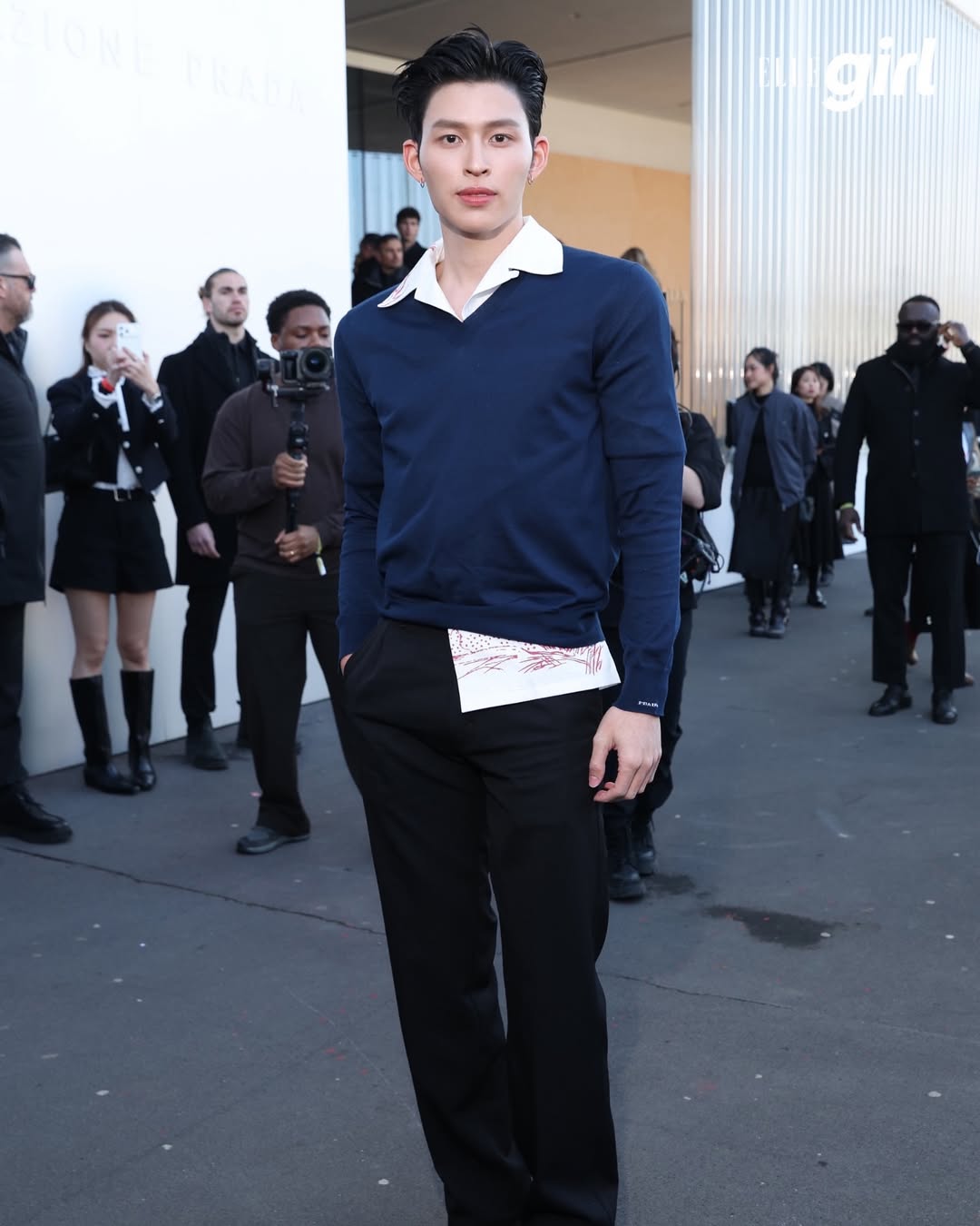 Show Prada năm nay: Tỷ phú Mark Zuckerberg ngồi front row gây tranh cãi, 2 nữ thần Hàn Quốc đọ sắc trong 1 khung hình- Ảnh 10. Show Prada năm nay: Tỷ phú Mark Zuckerberg ngồi front row gây tranh cãi, 2 nữ thần Hàn Quốc đọ sắc trong 1 khung hình- Ảnh 10.