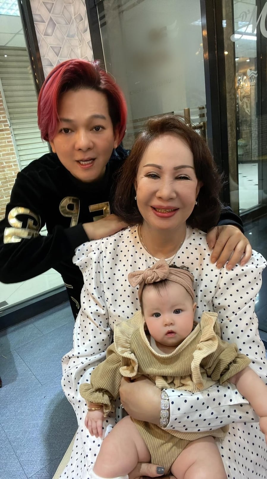 Nam ca sĩ lấy vợ hơn 8 tuổi, không con cái vẫn hạnh phúc: U60 tối nào cũng hôn chúc vợ ngủ ngon- Ảnh 2. Nam ca sĩ lấy vợ hơn 8 tuổi, không con cái vẫn hạnh phúc: U60 tối nào cũng hôn chúc vợ ngủ ngon- Ảnh 2.