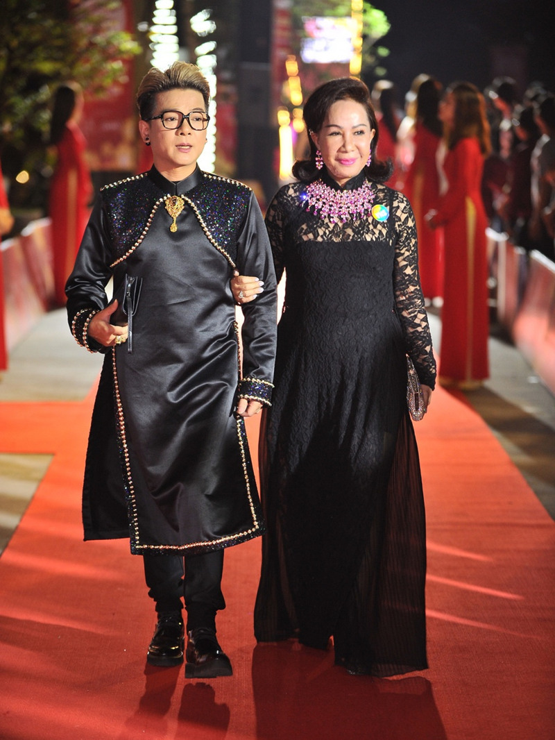 Nam ca sĩ lấy vợ hơn 8 tuổi, không con cái vẫn hạnh phúc: U60 tối nào cũng hôn chúc vợ ngủ ngon- Ảnh 1. Nam ca sĩ lấy vợ hơn 8 tuổi, không con cái vẫn hạnh phúc: U60 tối nào cũng hôn chúc vợ ngủ ngon- Ảnh 1.