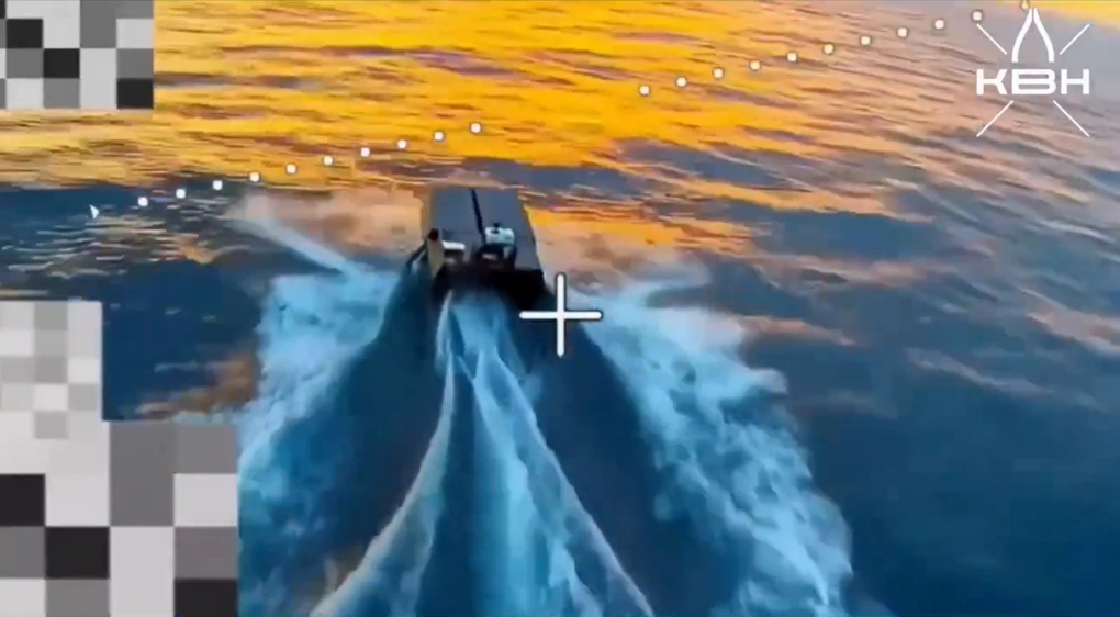 Ukraine báo động Nga tung tàu sân bay mini không thể gây nhiễu - 1