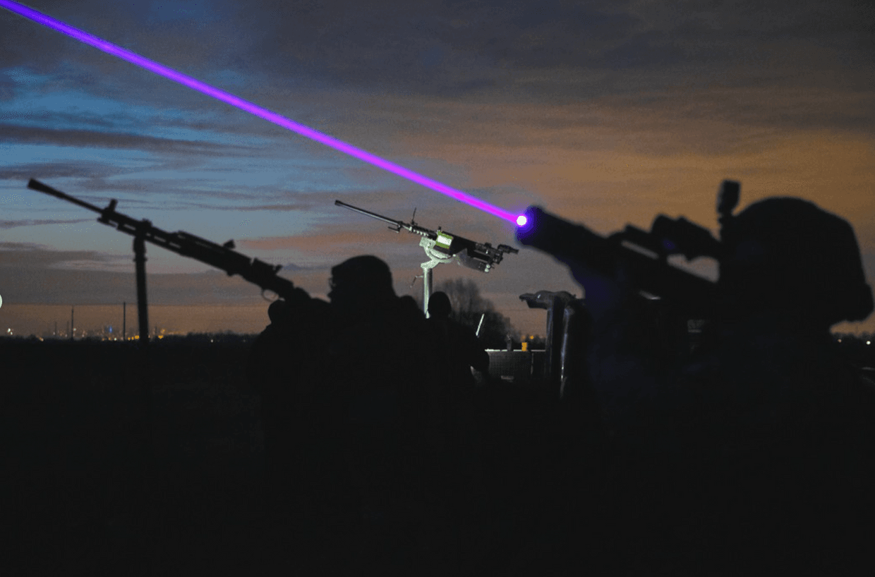 Ukraine không kích hàng loạt kho vũ khí Nga - Ảnh 1.