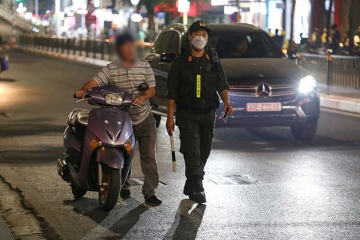 Uống rượu, bia rồi dắt xe về nhà thì có bị đo nồng độ cồn và xử phạt không?- Ảnh 1.