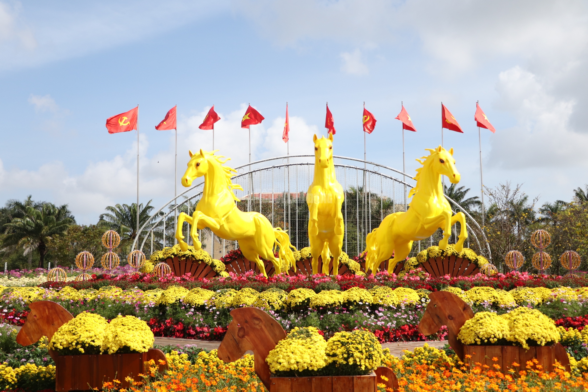 Hình tượng Thánh Gióng và ngựa vàng đẹp mắt tại Quảng trường 24 / 3 Đà Nẵng - Ảnh 1.