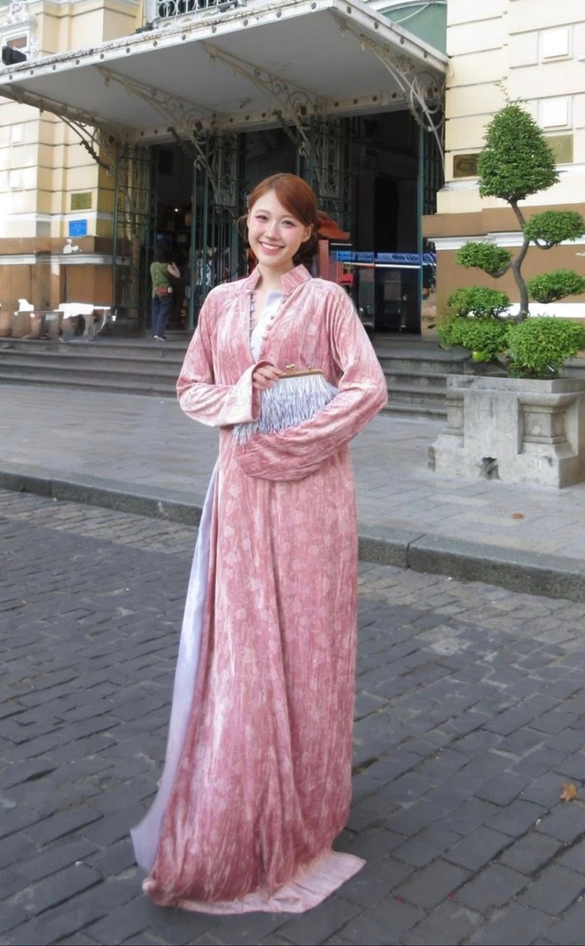 Uyển Ân hứng chỉ trích vì chụp ảnh Tết cùng kiểu áo dài cách tân gây tranh cãi- Ảnh 1. Uyển Ân hứng chỉ trích vì chụp ảnh Tết cùng kiểu áo dài cách tân gây tranh cãi- Ảnh 1.