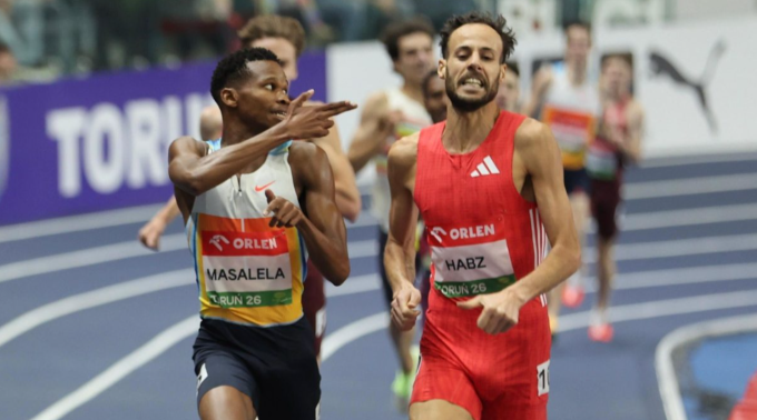 Tshepiso Masalela ăn mừng mô phỏng bắn súng về phía Azeddine Habz tại chặng World Athletics Indoor Tour ngày 22/2/2026. Ảnh: James Rhodes