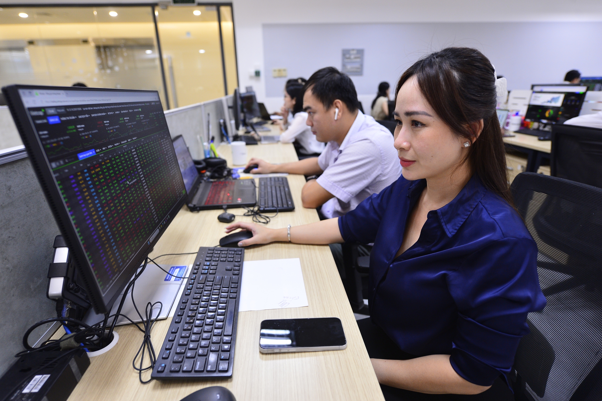 VN-Index 'bật dậy' sau cú rơi: Cổ phiếu nhóm GELEX nổi sóng 1 VN-Index - Ảnh 1.